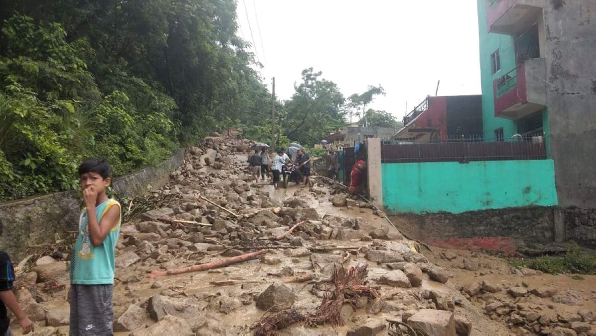 बुटवलको ज्योतिनगरमा पहिरो जाँदा एक दर्जन घरमा क्षति